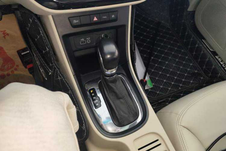 Used Roewe 360 2015 20T TST Deluxe Edition Gear Lever
