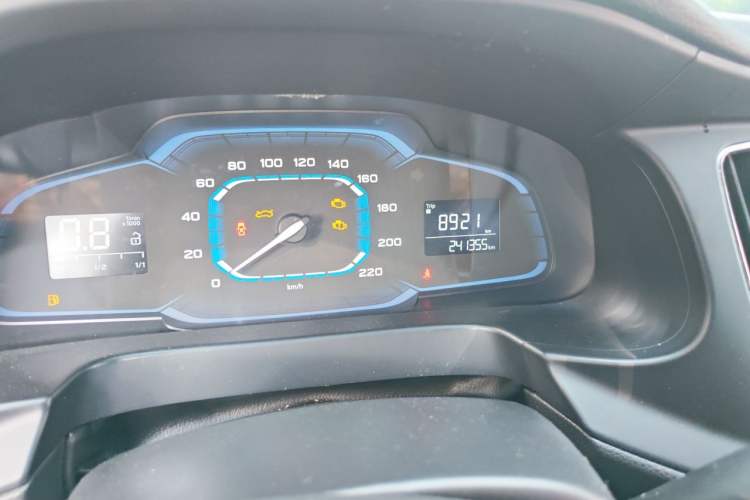 Used Roewe 360 2015 1.5L Manual Luxury Edition Odometer Close Up