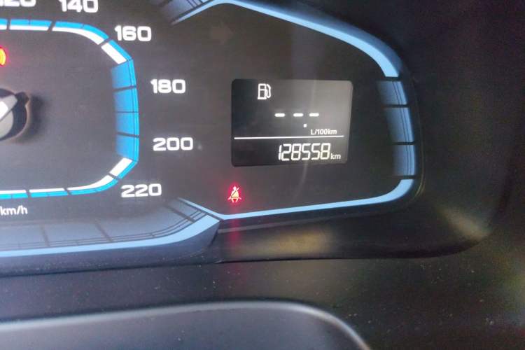 Used Roewe 360 2015 1.5L Manual Luxury Edition Odometer Close Up
