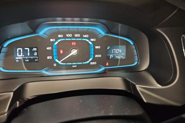Used Roewe 360 2015 1.5L Automatic Luxury Edition Odometer Close Up