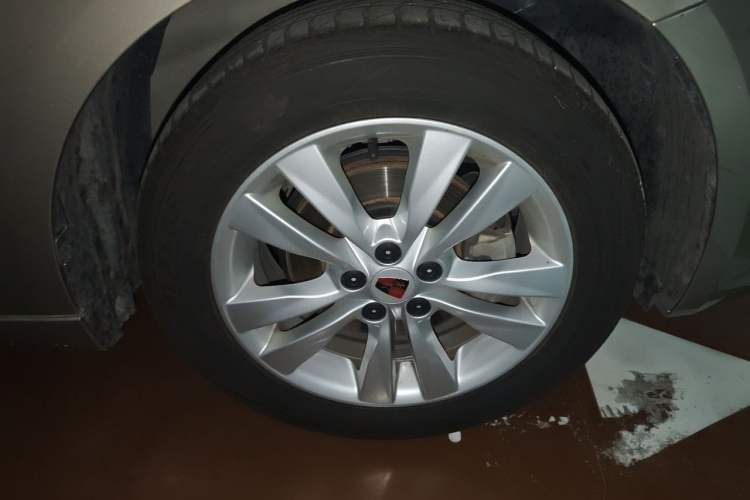 Used Roewe 360 2015 1.5L Automatic Luxury Edition Right Front Wheel Hub
