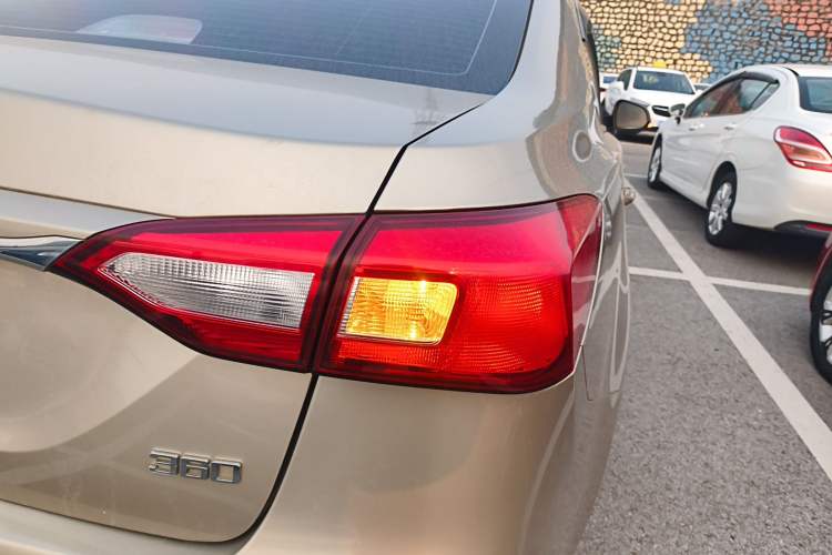Used Roewe 360 2015 1.5L Automatic Elite Edition Right Rear Taillight