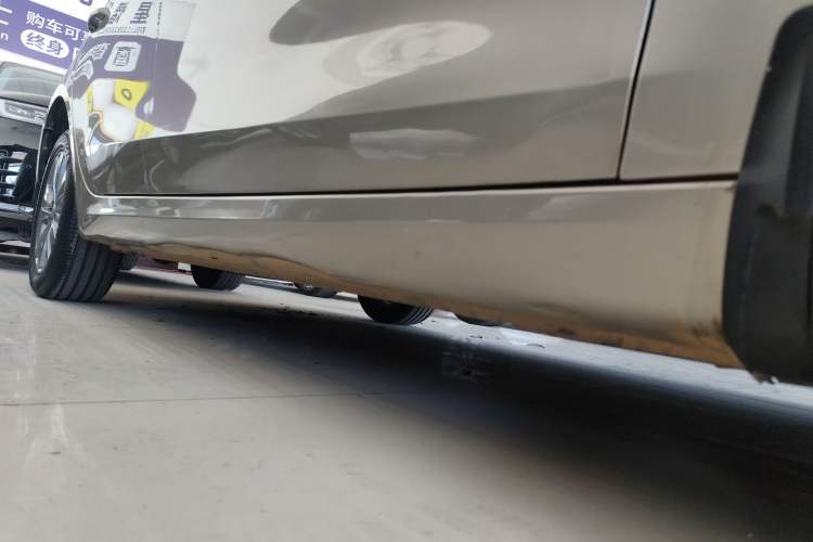 Used Roewe 360 2015 20T TST Deluxe Edition Right Side Sill