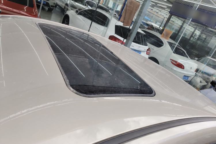 Used Roewe 360 2015 20T TST Deluxe Edition Roof