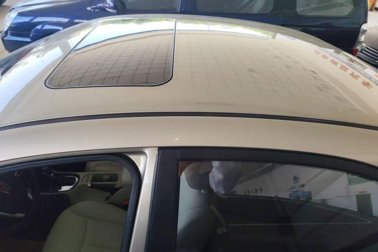 Used Roewe 360 2015 20T TST Deluxe Edition Roof
