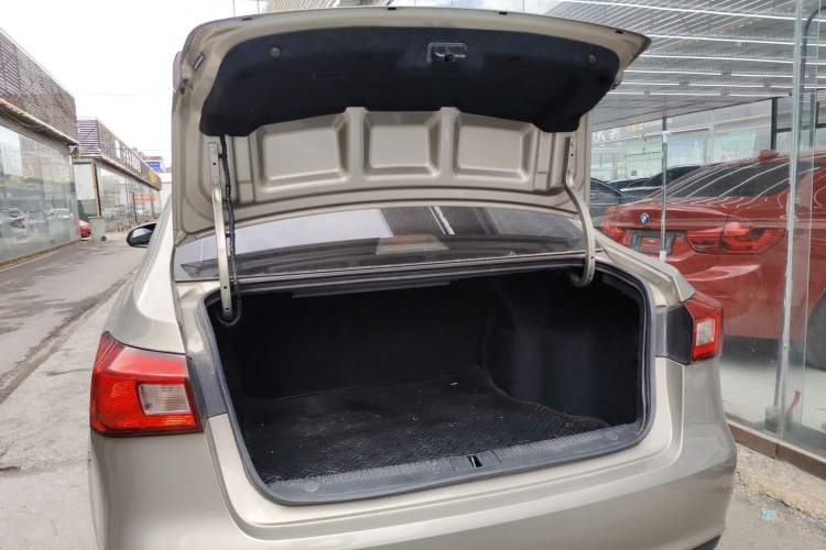 Used Roewe 360 2015 20T TST Deluxe Edition Trunk