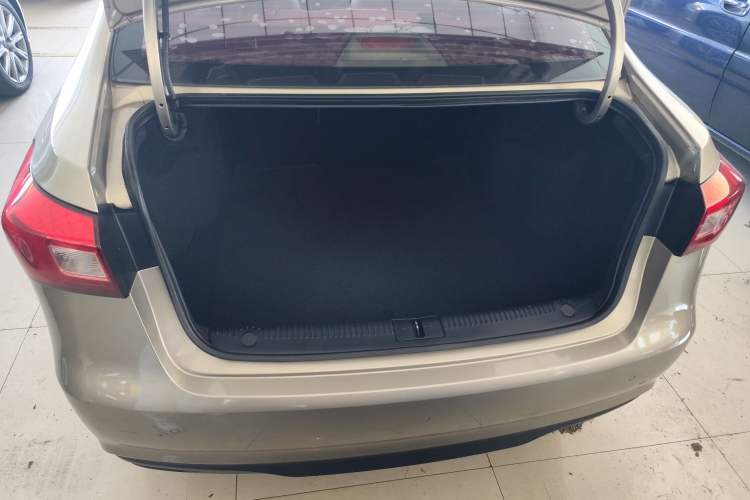 Used Roewe 360 2015 20T TST Deluxe Edition Trunk