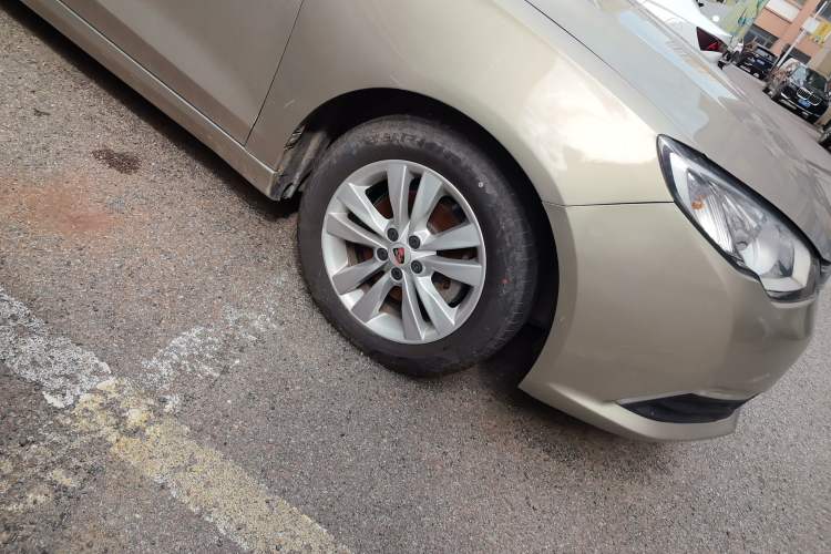 Used Roewe 360 2015 1.5L Automatic Luxury Edition Right Front Wheel Hub