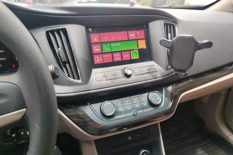 Used Roewe 360 2015 1.5L Automatic Luxury Edition Audio And AC Panel