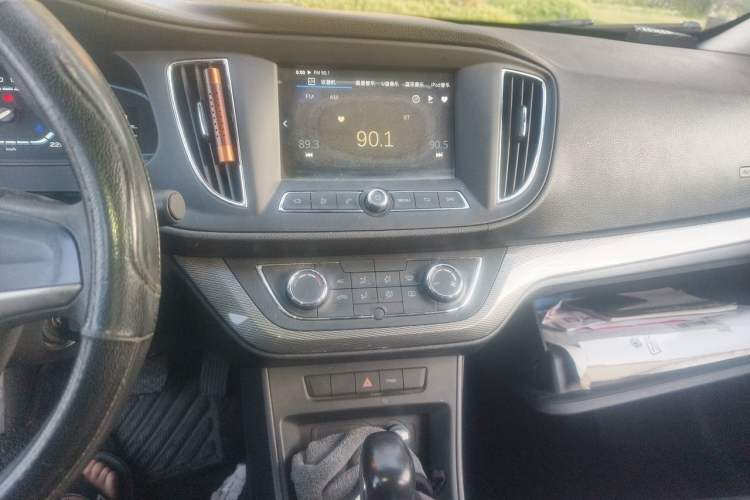 Used Roewe 360 2015 1.5L Automatic Luxury Edition Audio And AC Panel