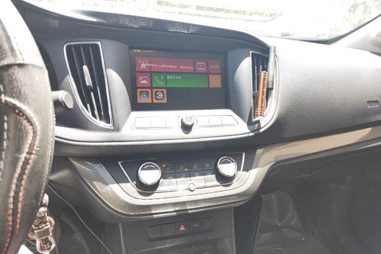 Used Roewe 360 2015 1.5L Automatic Luxury Edition Audio And AC Panel