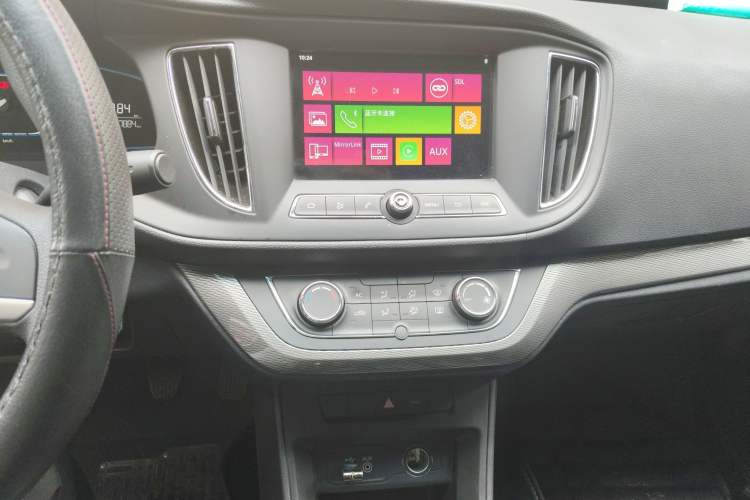 Used Roewe 360 2015 1.5L Manual Luxury Edition Audio And AC Panel