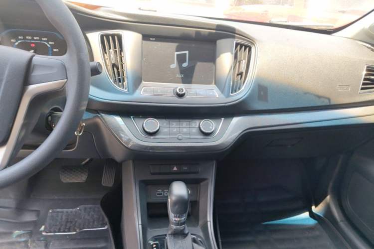 Used Roewe 360 2015 1.5L Automatic Luxury Edition Audio And AC Panel