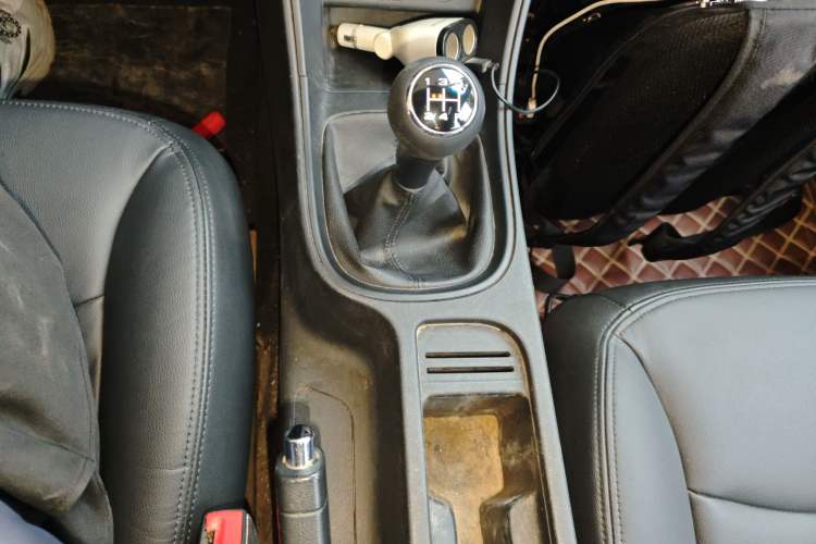 Used Roewe 360 2015 1.5L Manual Luxury Edition Gear Lever