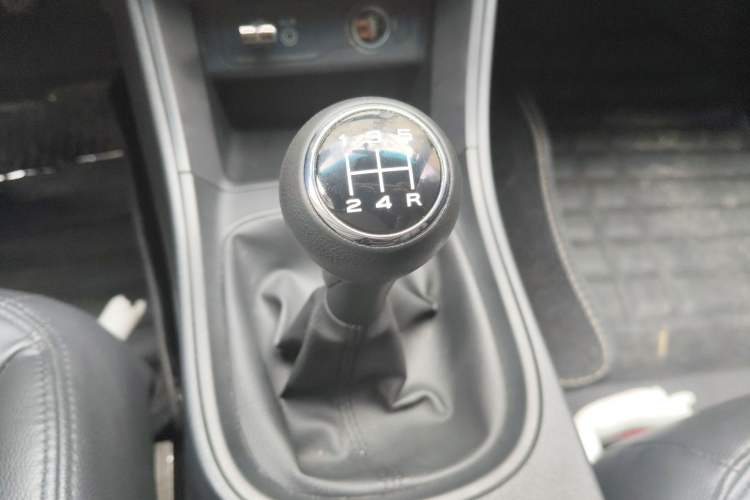 Used Roewe 360 2015 1.5L Manual Luxury Edition Gear Lever