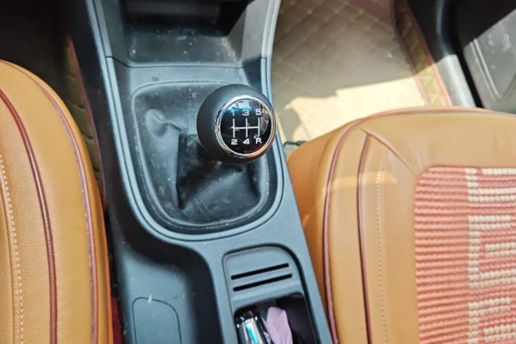 Used Roewe 360 2015 1.5L Manual Luxury Edition Gear Lever