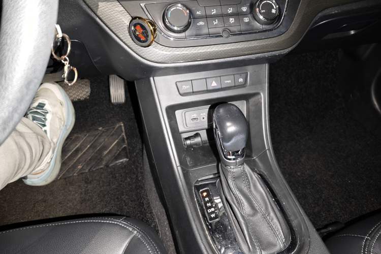 Used Roewe 360 2015 20T TST Deluxe Edition Interior 5