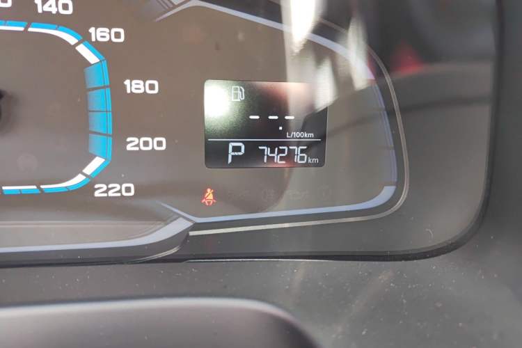 Used Roewe 360 2015 1.5L Automatic Luxury Edition Odometer Close Up