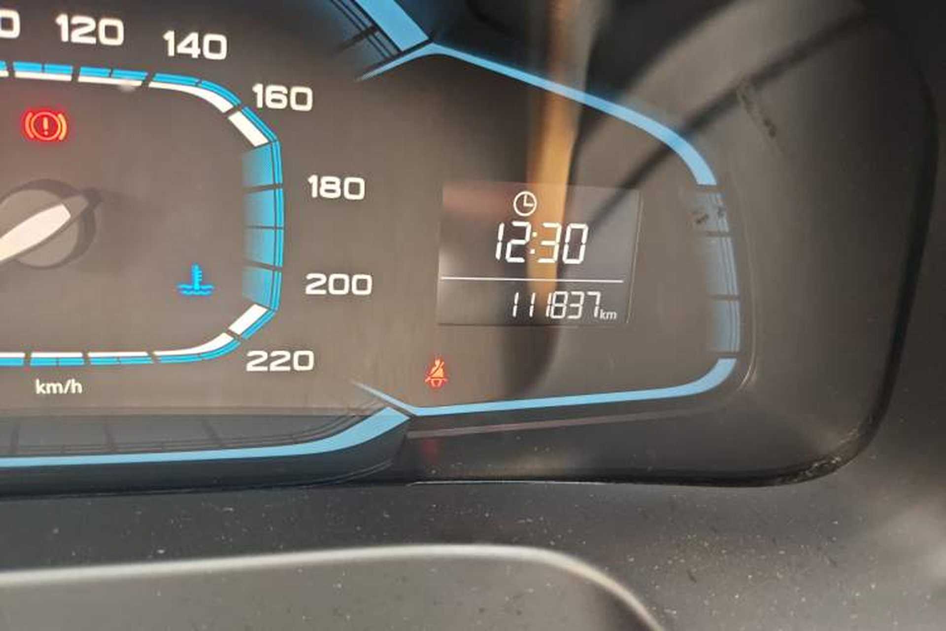Used Roewe 360 2015 1.5L Manual Luxury Edition Odometer Close Up