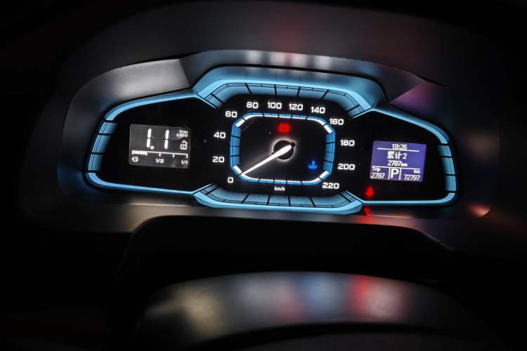 Used Roewe 360 2015 20T TST Deluxe Edition Odometer Close Up