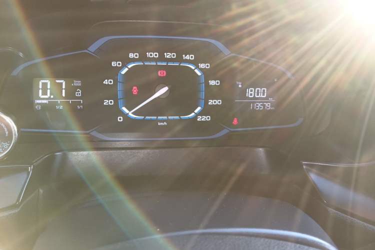 Used Roewe 360 2015 1.5L Manual Luxury Edition Odometer Close Up