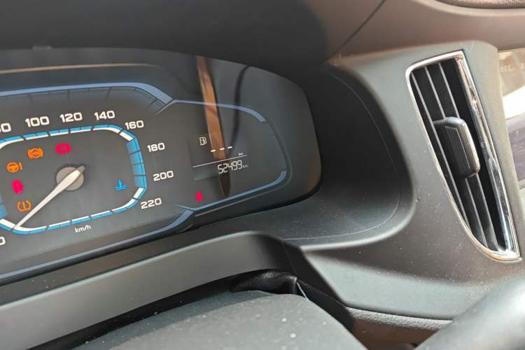 Used Roewe 360 2015 1.5L Manual Luxury Edition Odometer Close Up
