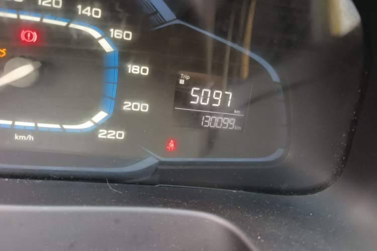 Used Roewe 360 2015 1.5L Manual Luxury Edition Odometer Close Up
