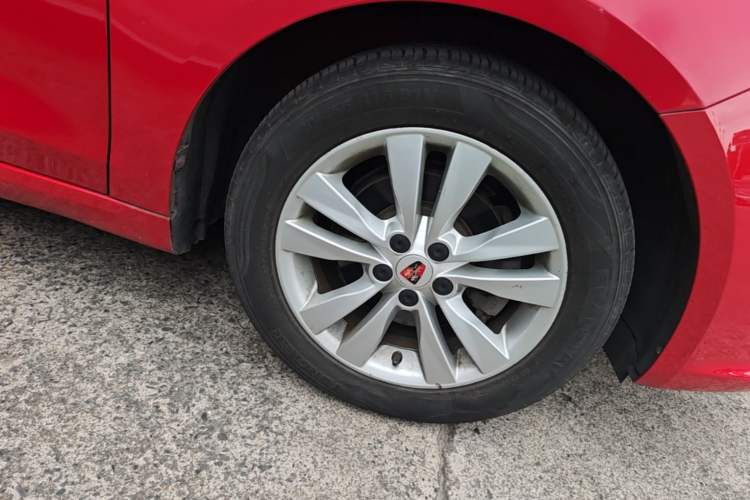 Used Roewe 360 2015 1.5L Automatic Luxury Edition Right Front Wheel Hub
