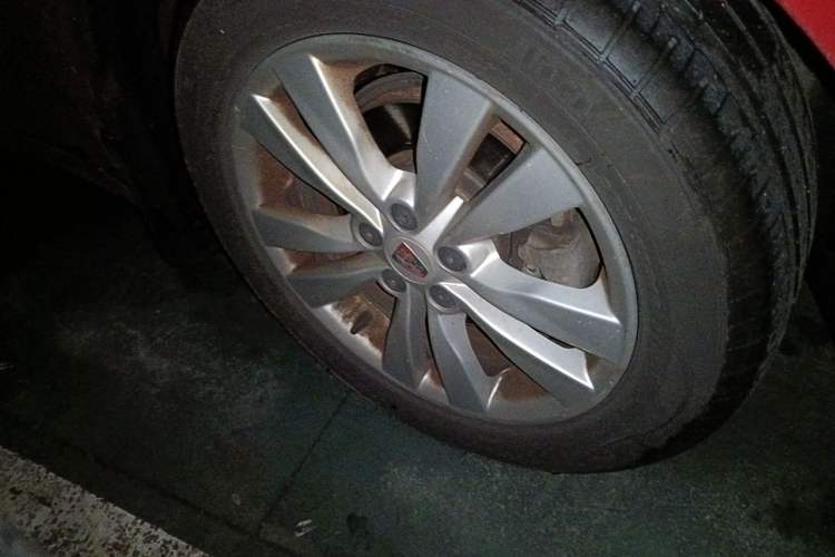 Used Roewe 360 2015 1.5L Automatic Luxury Edition Right Front Wheel Hub