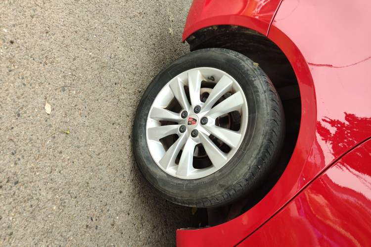 Used Roewe 360 2015 1.5L Automatic Luxury Edition Right Rear Wheel Hub