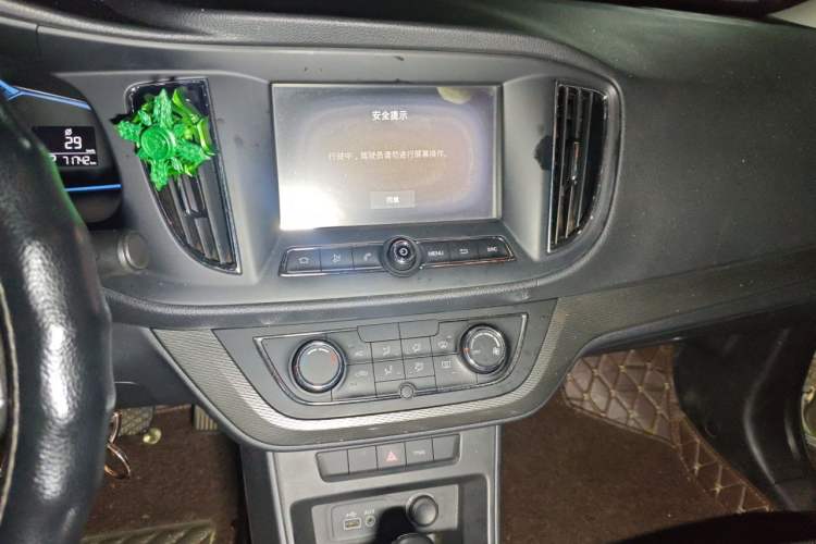 Used Roewe 360 2015 1.5L Automatic Luxury Edition Audio And AC Panel