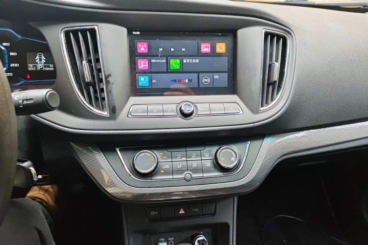 Used Roewe 360 2015 20T TST Deluxe Edition Audio And AC Panel