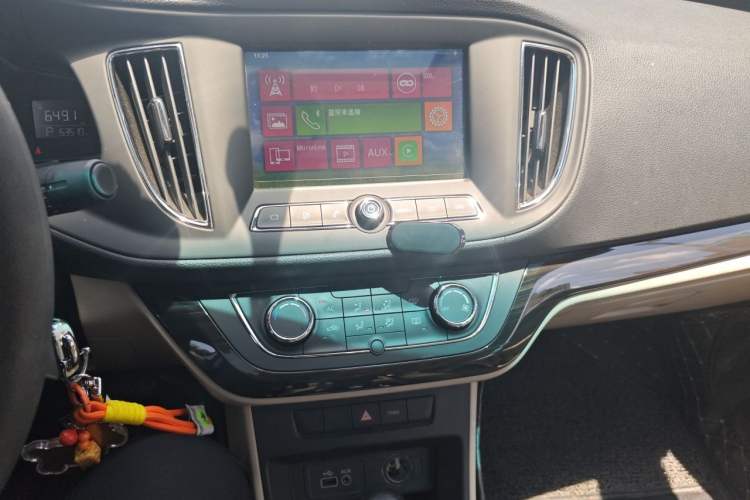 Used Roewe 360 2015 1.5L Automatic Luxury Edition Audio And AC Panel