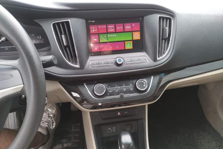 Used Roewe 360 2015 1.5L Automatic Luxury Edition Audio And AC Panel