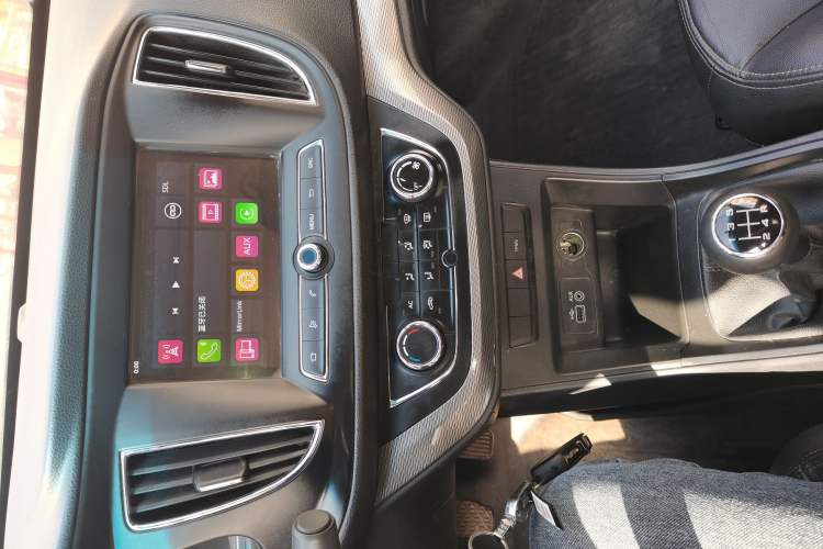 Used Roewe 360 2015 1.5L Manual Luxury Edition Audio And AC Panel