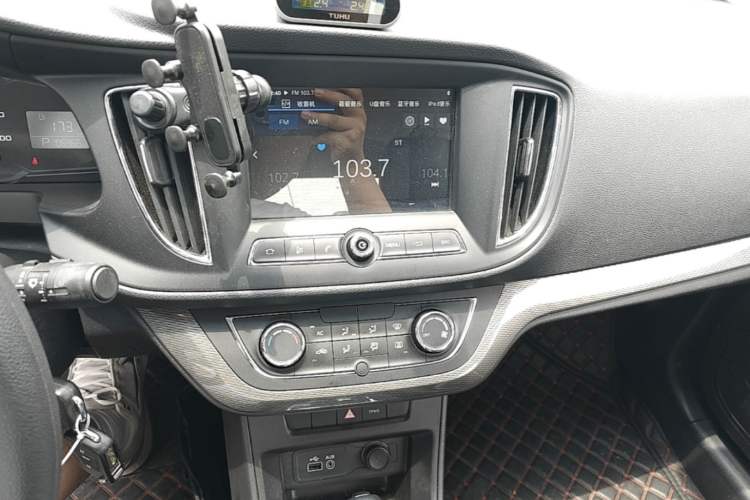 Used Roewe 360 2015 1.5L Automatic Luxury Edition Audio And AC Panel