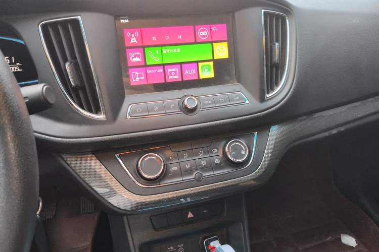 Used Roewe 360 2015 1.5L Manual Luxury Edition Audio And AC Panel