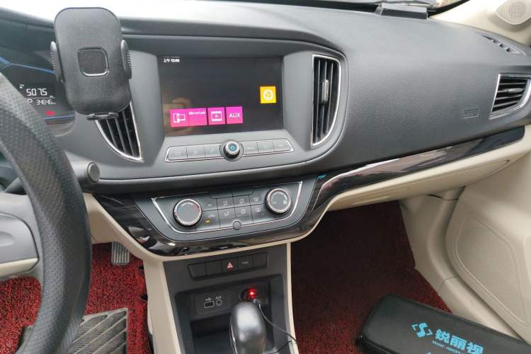 Used Roewe 360 2015 1.5L Automatic Luxury Edition Audio And AC Panel