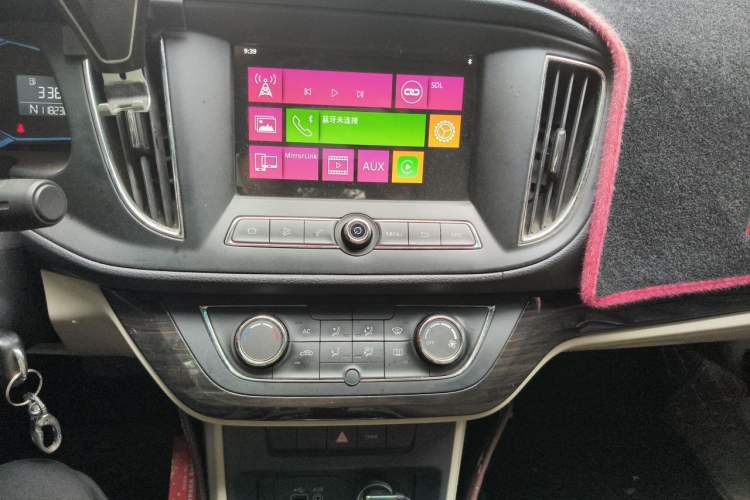Used Roewe 360 2015 1.5L Automatic Luxury Edition Audio And AC Panel