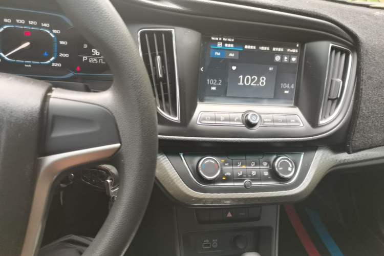 Used Roewe 360 2015 1.5L Automatic Luxury Edition Audio And AC Panel