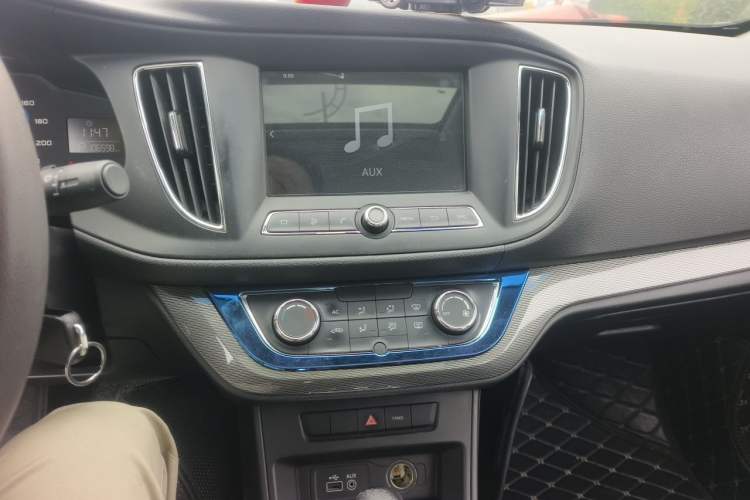 Used Roewe 360 2015 1.5L Automatic Luxury Edition Audio And AC Panel
