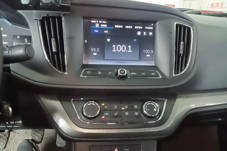 Used Roewe 360 2015 1.5L Manual Luxury Edition Audio And AC Panel