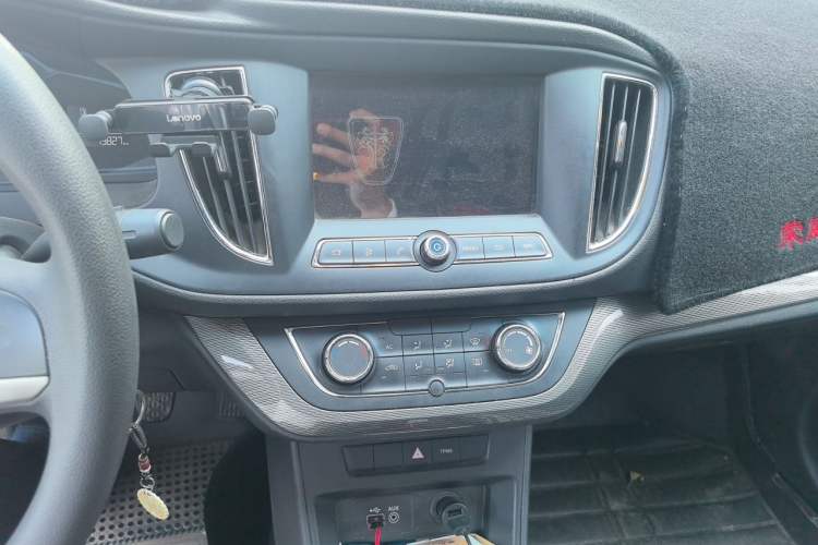 Used Roewe 360 2015 1.5L Manual Luxury Edition Audio And AC Panel