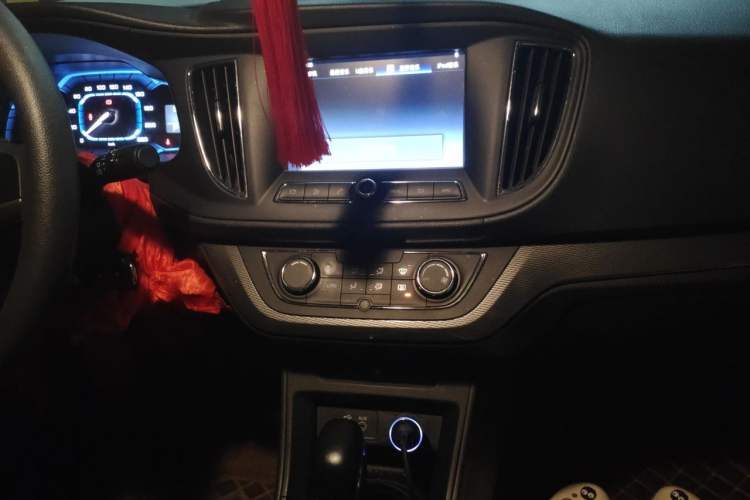 Used Roewe 360 2015 1.5L Automatic Luxury Edition Audio And AC Panel