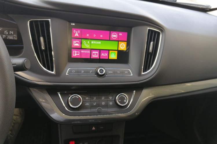 Used Roewe 360 2015 1.5L Automatic Luxury Edition Audio And AC Panel