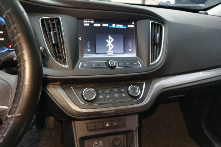 Used Roewe 360 2015 1.5L Manual Luxury Edition Audio And AC Panel