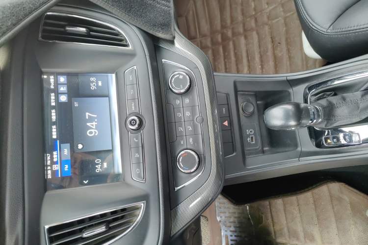 Used Roewe 360 2015 1.5L Automatic Luxury Edition Audio And AC Panel