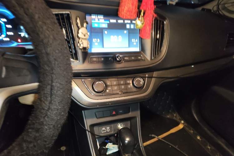Used Roewe 360 2015 1.5L Automatic Luxury Edition Audio And AC Panel