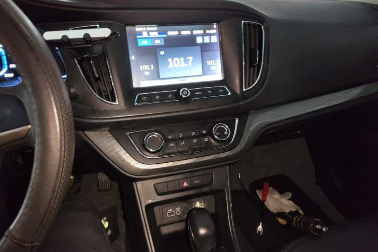 Used Roewe 360 2015 1.5L Automatic Luxury Edition Audio And AC Panel