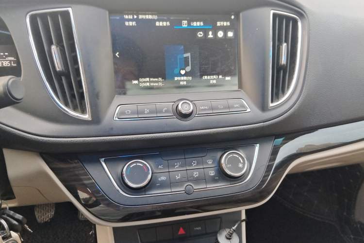 Used Roewe 360 2015 1.5L Manual Luxury Edition Audio And AC Panel